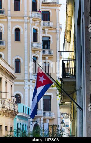 Scène de rue à la vieille Havane Cuba avec drapeau Banque D'Images