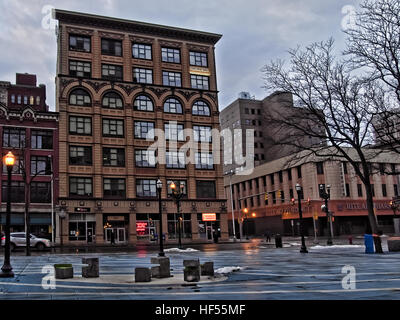 Syracuse, New York, USA. Décembre 25,2016. Vue sur le coin de rue et à l'Est du Sud Salina Fayette, au cœur du centre-ville de Syracuse, New Yo Banque D'Images