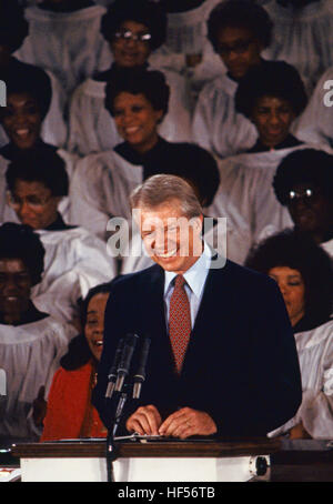 Le président Jimmy Carter s'exprime à l'Ebenezer Baptist Church à Atlanta. Coretta Scott King est assis légèrement derrière le président. Banque D'Images