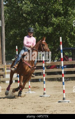 Teenage girl riding a horse dans un pôle de la race. Canfield juste. Foire du Comté de Mahoning. Canfield, Youngstown, Ohio, USA. Banque D'Images