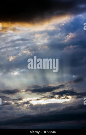 Nuages au coucher du soleil en contre-jour Banque D'Images