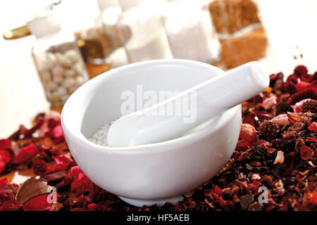 Médicaments homéopathiques plant - Mortier et pilon avec globules lipidiques Banque D'Images