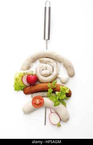 Saucisses crues sur une brochette - Cracovie (Pologne), saucisses, saucissons et saucisses de Nuremberg Banque D'Images