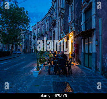 Les clients dans un restaurant dans le centre historique, soir, Catane, Sicile, Italie Banque D'Images