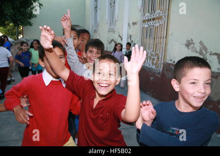 Les enfants jouent sur une cour d'école, Cienfuegos, Cuba, Caraïbes, Amériques Banque D'Images