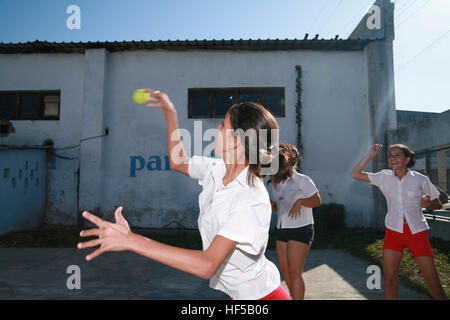 Ecolières jouant une version de baseball à Cienfuegos, Cuba, Caraïbes, Amériques Banque D'Images