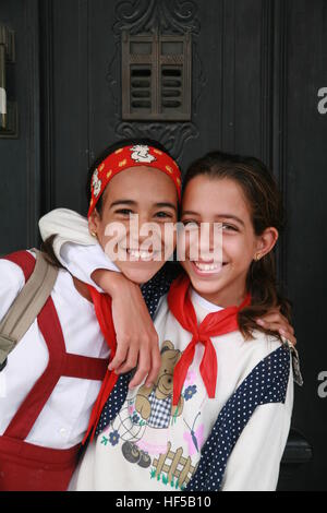 Deux écolières debout devant une maison à Cienfuegos, Cuba, Caraïbes, Amériques Banque D'Images