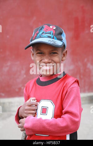 Boy holding Baseball bat, La Havane, Cuba, Caraïbes, Amériques Banque D'Images