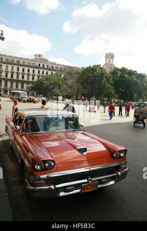 Classic Ford Fairlane, taxi à La Havane, Cuba, Caraïbes, Amériques Banque D'Images