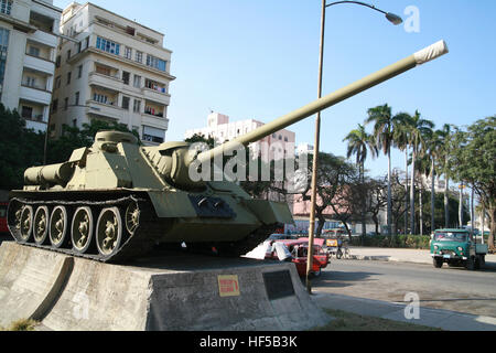 SU-100 réservoir destroyer soviétique agissant comme un monument de la révolution à La Havane, Cuba, Caraïbes, Amériques Banque D'Images