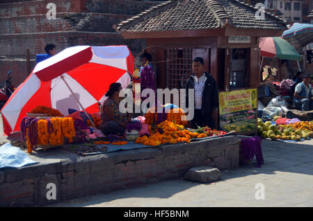 Femme népalaise pour vendre des guirlandes de fleurs aux couleurs vives pour le Festival de la lumière (Deepawali) à Katmandou, Népal.Asie. Banque D'Images