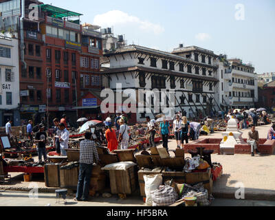 Les vendeurs de rue et de shopping et les Népalais au marché de Durbar Square de Katmandou, Népal.Asie. Banque D'Images