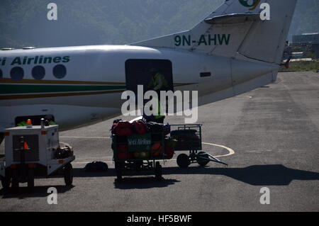 La manutention des bagages sur un Jetstream 41 avion à turbopropulseurs de Yeti Airlines Vol de Katmandou à Pokhara, Népal, Asie. Banque D'Images