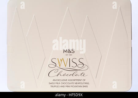 Tin de M&S Le chocolat suisse un assortiment de chocolat suisse au lait napolitains, truffes et mini-bars de montagne Banque D'Images