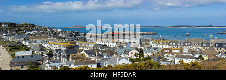 Une vue panoramique à plus de Hugh Town composite sur une journée ensoleillée, St Mary, Îles Scilly Banque D'Images