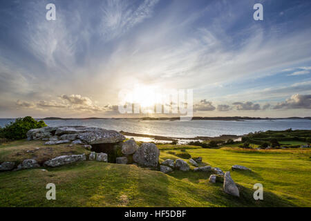 Bants Carn chambre funéraire au coucher du soleil en regardant vers d'autres îles de l'archipel des Scilly. Banque D'Images