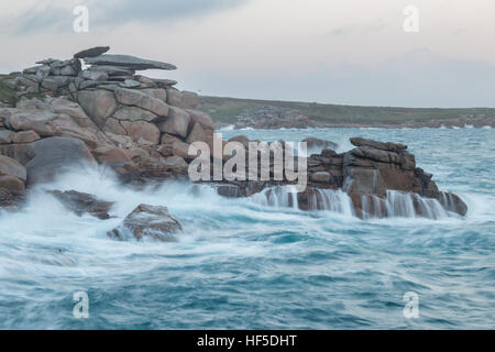 Les vagues sur la côte rocheuse sous Pulpit Rock sur Peninnis, St Mary, Îles Scilly