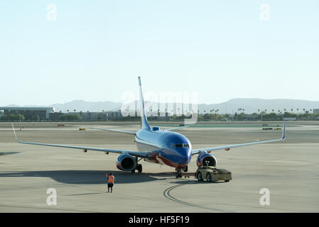 Southwest Airlines jet d'être repoussés à l'aéroport international McCarran, Las Vegas, Nevada. Banque D'Images