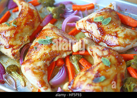 Quarts de poulet avec de la sauge et du gros sel et glacis à l'hoisin légumes variés dans la rôtissoire Banque D'Images