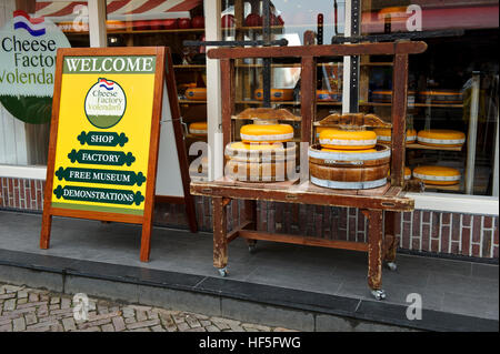 Fromages néerlandais sur l'affichage à l'extérieur d'une fromagerie à Volendam, Hollande, Pays-Bas. Banque D'Images