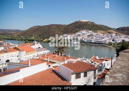 La ville Alcoutim au Portugal et de la ville de Sanlúcar de Guadiana en Espagne à la rivière Rio Guadiana sur la frontière du Portugal et l'Espagne à l'Alg Banque D'Images