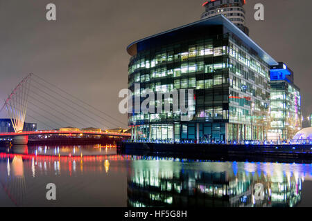 Bâtiment BBC Salford Quays de nuit Banque D'Images