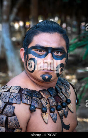 Homme Maya locaux vêtus de la traditionnelle peinture visage et corps d'un guerrier Maya décorations, Yucatan, Mexique Banque D'Images