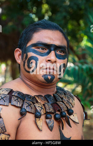 Homme Maya locaux vêtus de la traditionnelle peinture visage et corps d'un guerrier Maya décorations, Yucatan, Mexique Banque D'Images