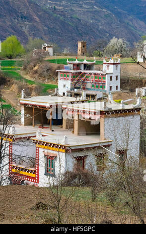 Maison de village tibétain Zhonglu dans la montagne, Danbo, province du Sichuan, Chine Banque D'Images