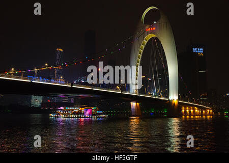 Vue de nuit sur le pont de Guangzhou Pearl River, Guangzhou, province de Guangdong, Chine Banque D'Images