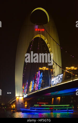 Vue de nuit sur le pont de Guangzhou Pearl River, Guangzhou, province de Guangdong, Chine Banque D'Images