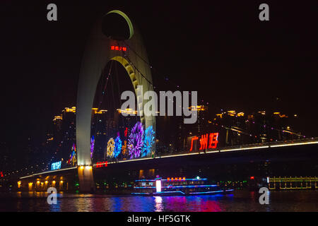 Vue de nuit sur le pont de Guangzhou Pearl River, Guangzhou, province de Guangdong, Chine Banque D'Images