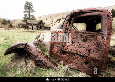 Vieux camion abandonnés dans le domaine d'une ancienne ferme à Wallowa County, Oregon. Banque D'Images