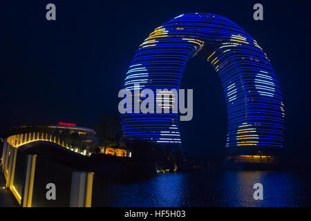 Vue de nuit en forme de fer à cheval Sheraton Huzhou Hot Spring Resort sur le lac Taihu, Wenzhou, province de Jiangsu, Chine Banque D'Images