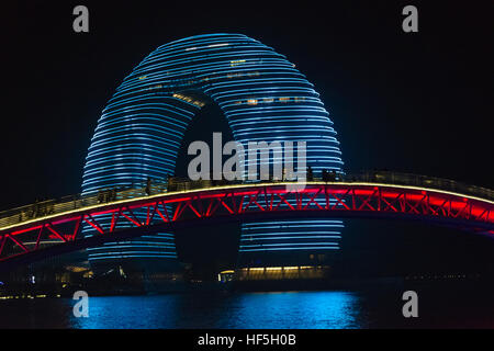 Vue de nuit en forme de fer à cheval Sheraton Huzhou Hot Spring Resort sur le lac Taihu, Wenzhou, province de Jiangsu, Chine Banque D'Images