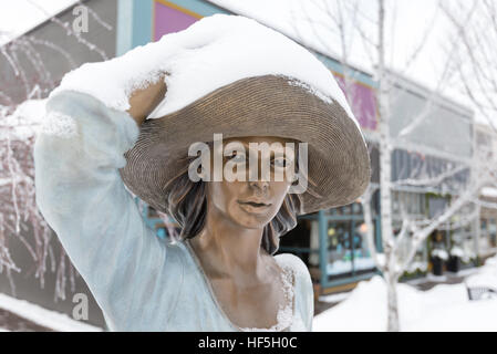 Le jardin 'à pied', sculpture en bronze par Ramon Parmenter, sur une journée d'hiver de Joseph, de l'Oregon. Banque D'Images