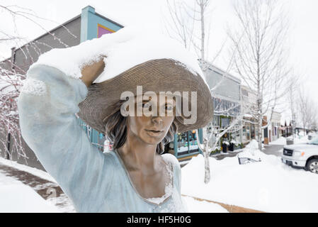 Le jardin 'à pied', sculpture en bronze par Ramon Parmenter, sur une journée d'hiver de Joseph, de l'Oregon. Banque D'Images