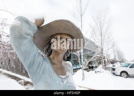 Le jardin 'à pied', sculpture en bronze par Ramon Parmenter, sur une journée d'hiver de Joseph, de l'Oregon. Banque D'Images