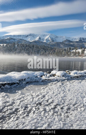 Wallowa Lake la vapeur sur un froid matin d'hiver, Wallowa Valley, Oregon. Banque D'Images