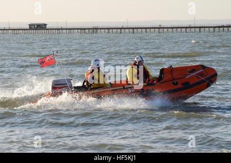 Les membres de la RNLI Southend pratiquer près de la plage de Southend. Ils opèrent à partir de la fin de la jetée. C'est d catégorie D682 Banque D'Images