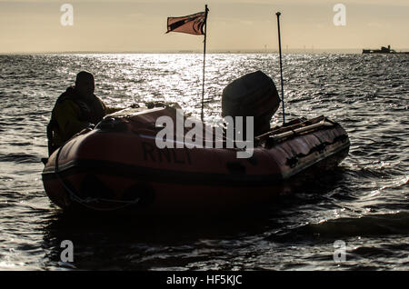 Les membres de la RNLI Southend pratiquer près de la plage de Southend. Ils opèrent à partir de la fin de la jetée. C'est d catégorie D682 Banque D'Images