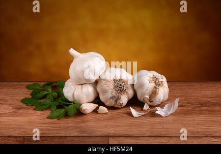 Pile de l'ail sur la table en bois Banque D'Images