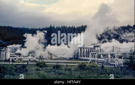 La vapeur qui s'élève de générateurs à turbine entraîne l'une des centrales géothermiques qui produisent plus de 17 p. 100 de l'énergie électrique en Nouvelle-Zélande. Cette nation est situé entre deux plaques tectoniques qui apportent la chaleur de la terre est chaud manteau plus près de la surface et de créer un fluide géothermique qui est pompé jusqu'à la génération d'affectation pour créer l'énergie. Créé en 1958 dans le domaine de la vapeur de Wairakei au nord de Taupo sur l'Île du Nord, c'était la première centrale géothermique en Nouvelle-Zélande et une fois le plus grand producteur d'électricité. Banque D'Images
