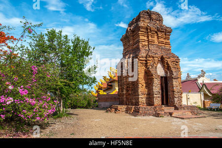 La tour de briques et de fleurs on blue sky Banque D'Images