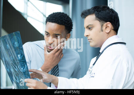 Closeup portrait de professionnels de la santé intellectuelle avec blanc labcoat, à tout le corps à l'image radiographique (rayons x, tomodensitométrie, IRM, isolé ho Banque D'Images