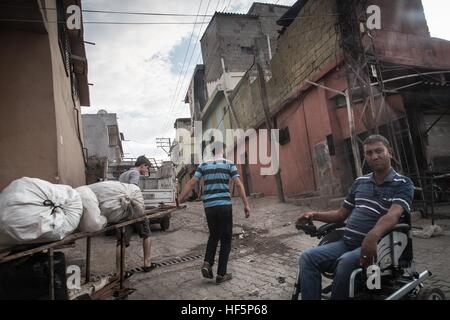 Turquie - Reyhanli - Ville des contrebandiers - 21/09/2015 - Turquie / Istanbul / Reyhanli - Street atmosphère dans Reyhanli. Cette petite ville située sur la frontière syrienne, est connu pour abriter de nombreuses mafias qui font le commerce tout ce qui vient de la Syrie. - Chris Huby / Le Pictorium Banque D'Images