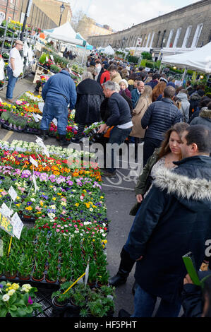 Des foules de gens faire Colombie Road marché aux fleurs de l'Est de Londres un endroit très encombré le dimanche matin. Banque D'Images