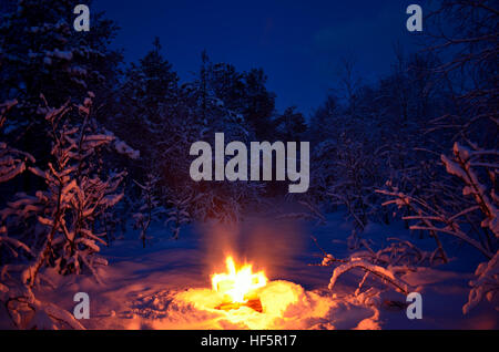 Sex réchauffement de la forêt d'hiver enneigé en camp Banque D'Images