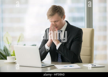Businessman in yoga pose au bureau Banque D'Images