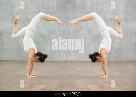 Belle femme en Yoga : poser l'ATR Banque D'Images